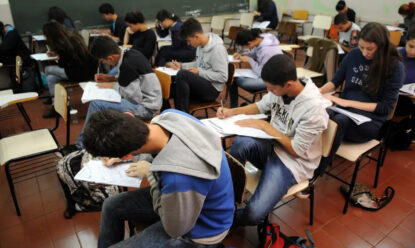 Pagamento do programa Pé-de-Meia a estudantes do ensino médio e EJA começa nesta segunda-feira (30)