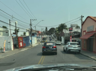 Caio Cunha infringe legislação eleitoral e usa carro da Prefeitura para colocar adesivo de campanha