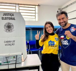 Caio Cunha (Podemos) leva a filha Júlia para votar na manhã deste domingo