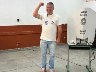 Rodrigo Valverde vota em escola do Jardim Camila e reforça confiança nas urnas