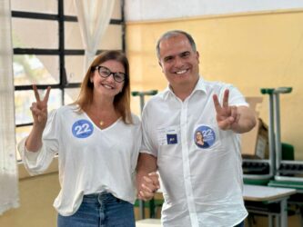 Mara Bertaiolli (PL), acompanhada do vice Téo Cusatis, votou no fim da tarde, no Socorro
