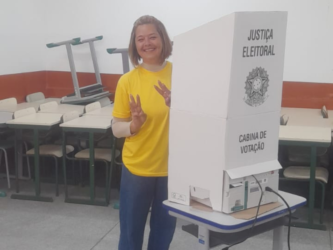 Sheila Mantovanni (MN) vota na E.E. Enedina, no Jardim Camila, acompanhada de assessores