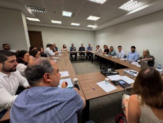 Mara Bertaiolli (PL) coordena a primeira reunião com o grupo de transição, ao lado de Téo Cusatis