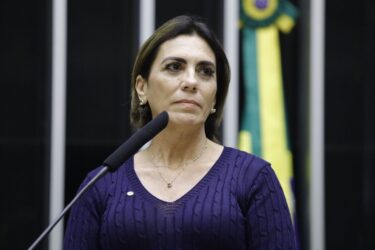 Surto no litoral: deputada aciona Ministério da Saúde e Estado para reforço no atendimento