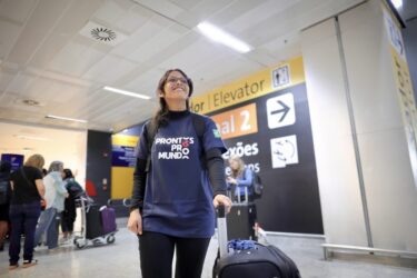 ‘Sou a primeira da família a viajar de avião’, diz aluna do Alto Tietê em intercâmbio na Inglaterra