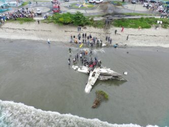 Piloto morre após explosão e queda de avião em Ubatuba (SP), família com quatro pessoas sobrevive