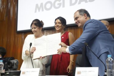 Mara Bertaiolli e Téo Cusatis tomam posse, em Mogi, e primeiro decreto cria comitê de crise