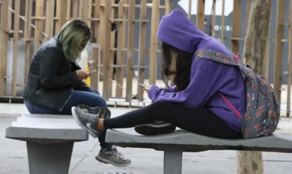 Especialistas apontam desafios para restrição de celular nas escolas públicas e privadas