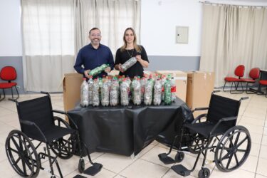 Parceria solidária: Fundo Social de Suzano e SPMar trocam lacres por cadeiras de rodas