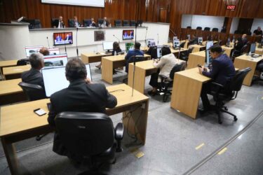 Legislativo rejeita pedido de cassação contra os vereadores Felipe Lintz e Rodrigo Romão