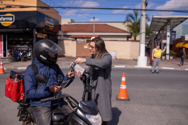 Detran-SP promove ação educativa para motociclistas em Guararema com foco em segurança viária