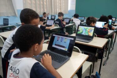Educação de Suzano reforça qualidade do ensino com oferta de chromebooks para alunos da rede pública