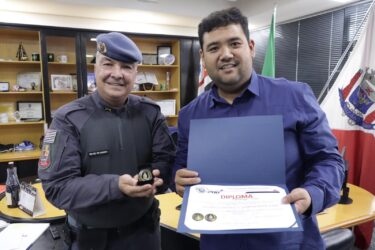 Prefeito de Suzano, Pedro Ishi, é homenageado com medalha do 32º Batalhão da Polícia Militar