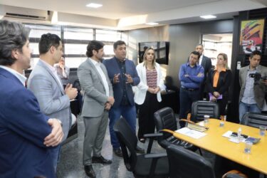 Prefeito se reúne com deputados Marcio Alvino e André do Prado para buscar avanços para Suzano