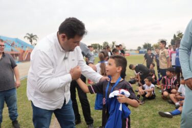 Prefeito de Suzano, Pedro Ishi, entrega uniformes a 2,1 mil alunos das escolinhas de futebol