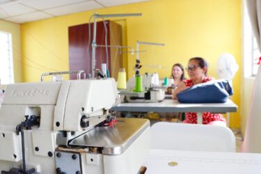 Suzano abre inscrições para curso gratuito de overloque no Saspe com oito vagas disponíveis