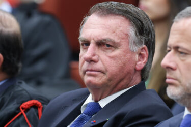 Ministro Alexandre de Moraes decreta prisão domiciliar de Bolsonaro por descumprir medida cautelar