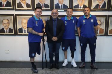 Atletas da Seleção Brasileira de Futebol de Amputados recebem homenagem em Mogi das Cruzes