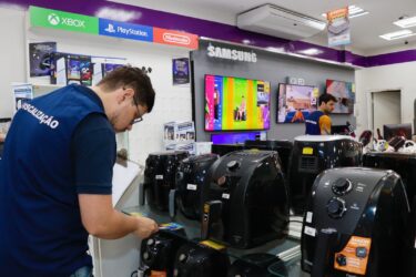 Procon de Suzano monitora preços de lojas para coibir falsas promoções na Black Friday 2025
