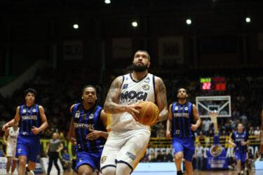 Em jogo eletrizante, Mogi vence Pinheiros na prorrogação e volta à final do Paulista após 9 anos