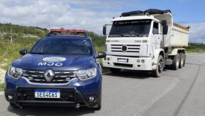 GCM de Suzano flagra descarte irregular de entulho e apreende caminhão no Miguel Badra