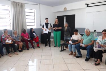 Secretário de Comunicação de Suzano orienta idosos sobre prevenção de golpes de celular em palestra
