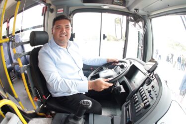 Suzano entrega primeiro ônibus a biometano da região do Alto Tietê no programa Suzano Sustentável