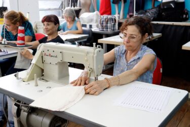 Curso gratuito de Overloque no Saspe de Suzano forma novos profissionais para a indústria