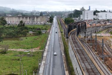 Obra de drenagem no Jardim Natal interdita avenida Jorge Bei Maluf por 45 dias em Suzano