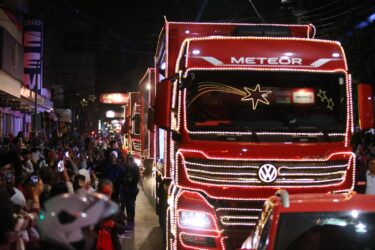 Suzano e Mogi recebem os caminhões iluminados da caravana da Coca-Cola nesta sexta-feira (21)