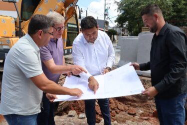 Prefeito Pedro Ishi acompanha avanço das obras de drenagem no Jardim Monte Cristo em Suzano