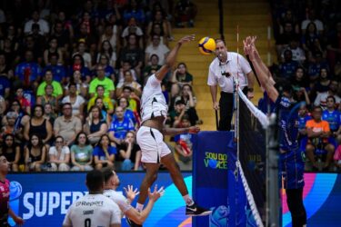 Suzano Vôlei enfrenta o JF Vôlei pela Superliga nesta segunda-feira (8), em Juiz de Fora (MG)