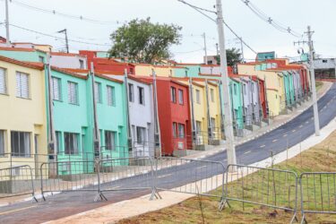 Governo do Estado entrega moradias a famílias removidas de áreas de risco em Ferraz de Vasconcelos