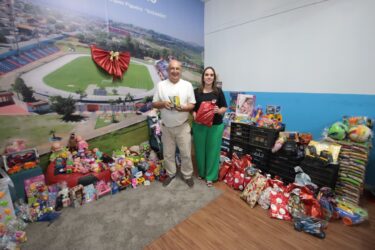Secretaria de Esportes de Suzano doa 180 brinquedos e uma tonelada de alimentos ao Fundo Social