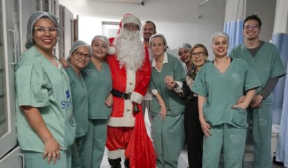 Santa Casa de Mogi das Cruzes recebe caravana natalina da Associação de Voluntários com Papai Noel