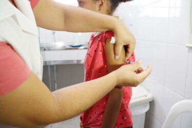 Saúde de Suzano orienta atualização da caderneta, especialmente para quem fará viagens ao exterior