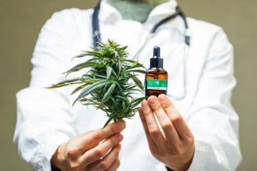 Anvisa aprova ampliação do uso da cannabis e libera canabidiol em farmácias de manipulação