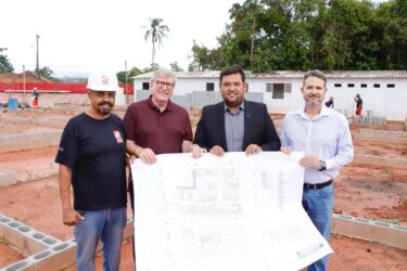 Prefeito de Suzano, Pedro Ishi, vistoria construção da UPA de Palmeiras no bairro Recanto Feliz