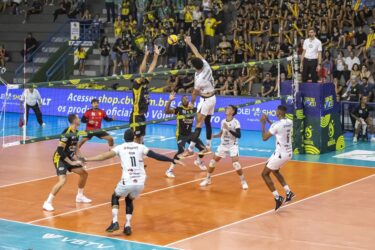 Suzano Vôlei enfrenta o Sesi Bauru em clássico paulista decisivo pela Superliga na Arena