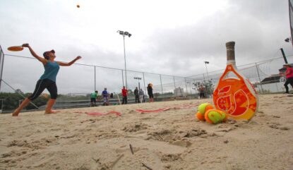 Mogi abre vagas para aulas gratuitas de beach tennis e pilates em dois parques