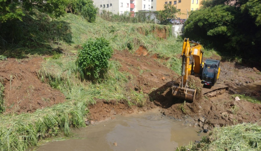 Prefeitura faz manutenção em córrego do Conjunto Álvaro Bovolenta para reduzir risco de alagamento