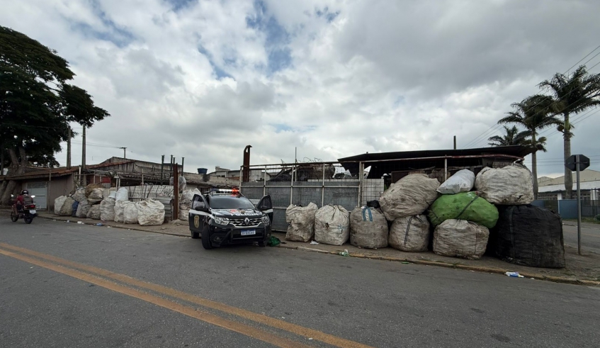 Operação vistoria 13 ferros-velhos em Braz Cubas e interdita três por falta de licença