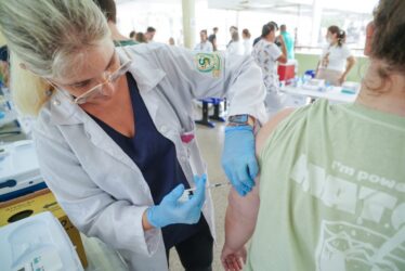 Nova vacina contra dengue começa a ser aplicada em profissionais da saúde em Mogi das Cruzes
