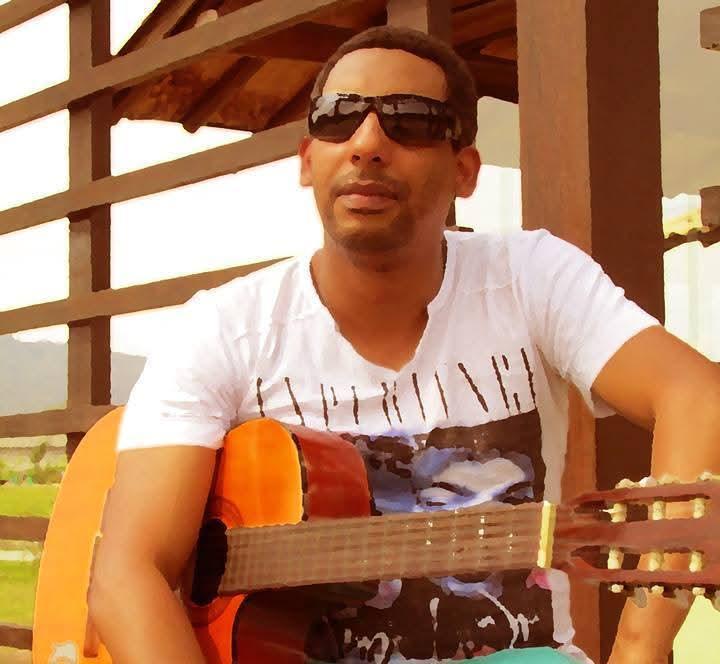 Enio Lobo apresenta som ao vivo em formato voz e violão nesta sexta-feira (6) no centro de Mogi