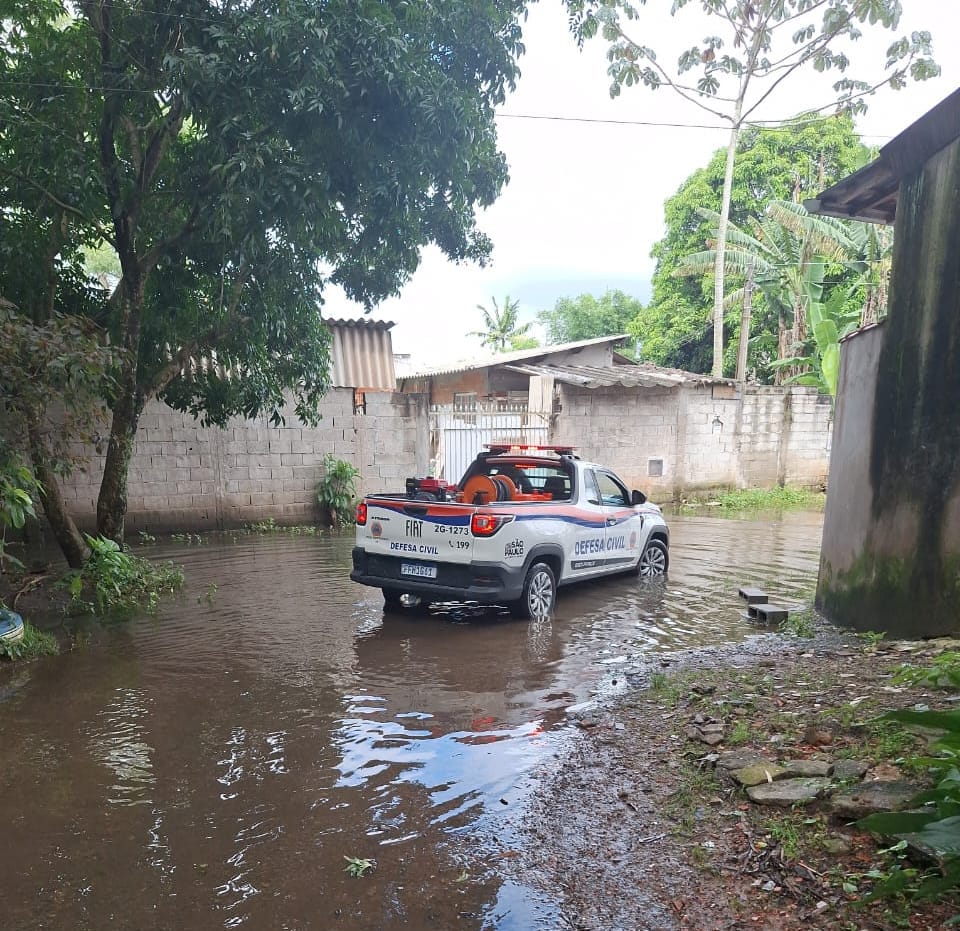Chuvas do fim de semana causam alagamentos e queda de muro em Mogi das Cruzes