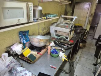 Dono de restaurante de yakisoba é levado à delegacia após romper lacre da Vigilância Sanitária