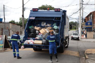 Emergencial: nova empresa retira 650 toneladas de lixo no primeiro dia de operação em Suzano