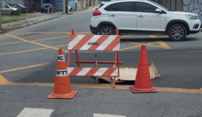 Buraco provoca interdição parcial na Av Governador Adhemar de Barros no Centro de Mogi