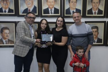 Câmara de Mogi homenageia estudante da Etec por três medalhas de ouro em competição de Química