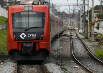 Homem comete importunação sexual dentro do trem da Linha 11 da CPTM e usuários reagem com agressões
